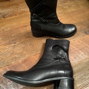 Clarks Boots Women's 10M Leather Ankle Buckle Bootie 72975